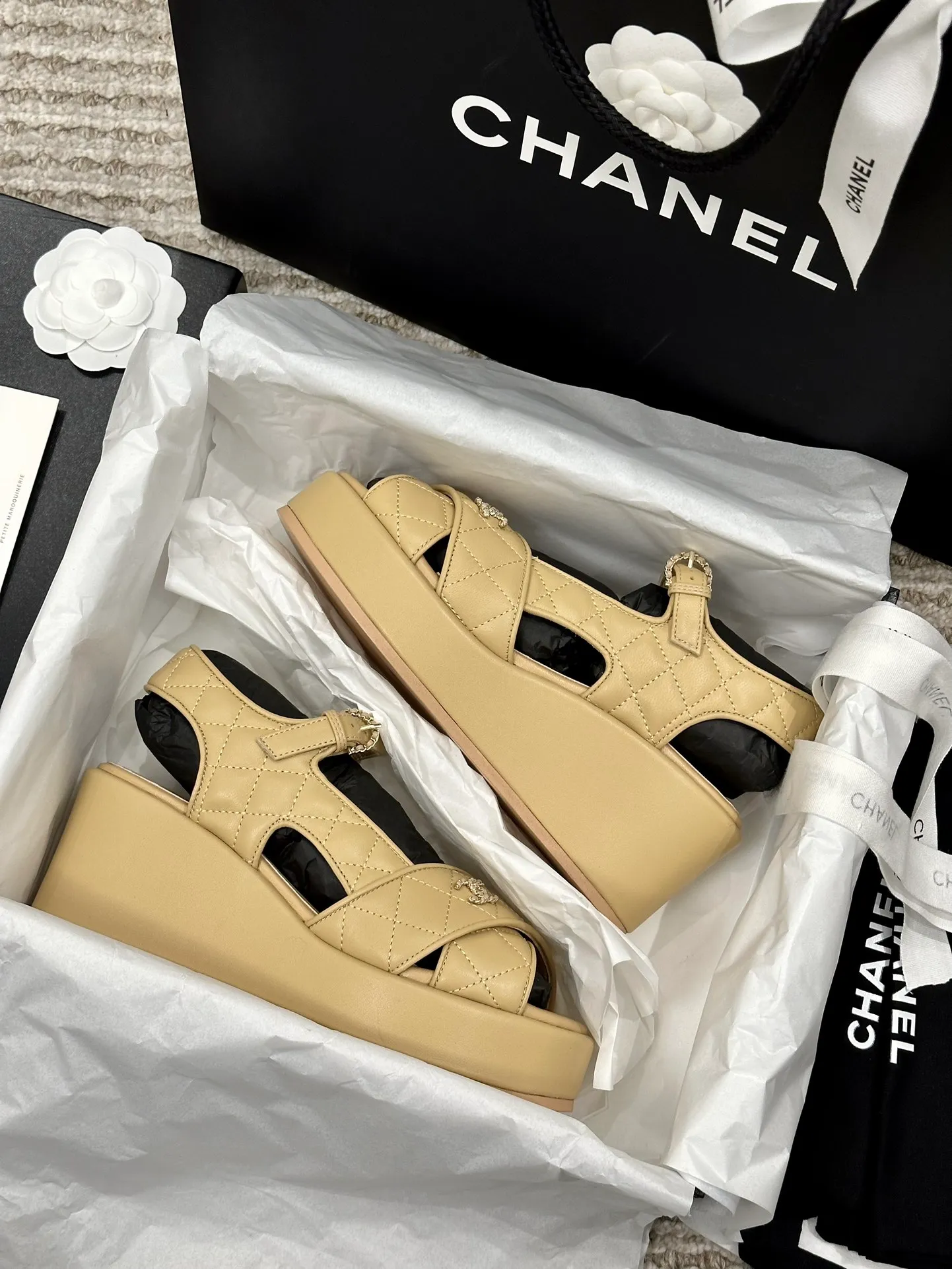👟👟Ex-factory price 480👟👟 CHANEL C Jia Xiaoxiang 23ss new wedge heel open toe high heel sandals. Top counter quality. The moment you put it on your feet, it is still super stunning. 🔥All materials are customized according to the original version! Upper: imported first-layer calfskin/imported fragrant cloth/ lining: imported sheepskin, foot pad: sheepskin sole: outsole imported from Italy Size number: 34-40